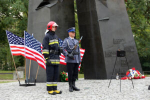 11.9.2015 Kielce. Rocznica zamachów 11 września 2001 przed pomnikiem Homo Homini / Wojciech Habdas / Radio Kielce