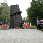 11.9.2015 Kielce. Rocznica zamachów 11 września 2001 przed pomnikiem Homo Homini / Wojciech Habdas / Radio Kielce