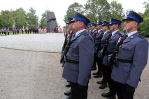 11.9.2015 Kielce. Rocznica zamachów 11 września 2001 przed pomnikiem Homo Homini / Wojciech Habdas / Radio Kielce