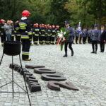 11.9.2015 Kielce. Rocznica zamachów 11 września 2001 przed pomnikiem Homo Homini / Wojciech Habdas / Radio Kielce