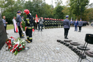 11.9.2015 Kielce. Rocznica zamachów 11 września 2001 przed pomnikiem Homo Homini / Wojciech Habdas / Radio Kielce