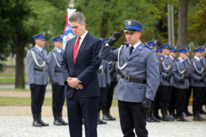 11.9.2015 Kielce. Rocznica zamachów 11 września 2001 przed pomnikiem Homo Homini / Wojciech Habdas / Radio Kielce