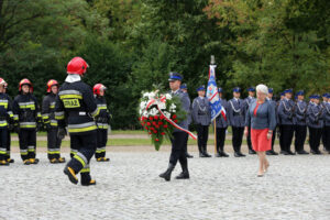 11.9.2015 Kielce. Rocznica zamachów 11 września 2001 przed pomnikiem Homo Homini / Wojciech Habdas / Radio Kielce