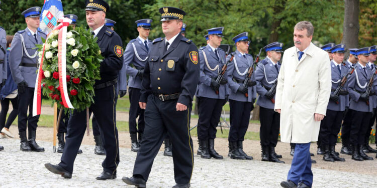 11.9.2015 Kielce. Rocznica zamachów 11 września 2001 przed pomnikiem Homo Homini / Wojciech Habdas / Radio Kielce