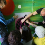 13.9.2015 Kielce. Mural ozdobił ścianę Specjalistycznego Ośrodka Wsparcia dla Ofiar Przemocy w Rodzinie w Kielcach. W malowaniu pomagał artysta graffiti Dariusz Paczkowski, który maluje murale od ponad 30. lat. / Wojciech Habdas / Radio Kielce