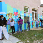 13.9.2015 Kielce. Mural ozdobił ścianę Specjalistycznego Ośrodka Wsparcia dla Ofiar Przemocy w Rodzinie w Kielcach. W malowaniu pomagał artysta graffiti Dariusz Paczkowski, który maluje murale od ponad 30. lat. / Wojciech Habdas / Radio Kielce