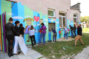 13.9.2015 Kielce. Mural ozdobił ścianę Specjalistycznego Ośrodka Wsparcia dla Ofiar Przemocy w Rodzinie w Kielcach. W malowaniu pomagał artysta graffiti Dariusz Paczkowski, który maluje murale od ponad 30. lat. / Wojciech Habdas / Radio Kielce