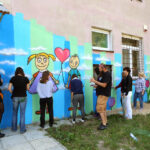 13.9.2015 Kielce. Mural ozdobił ścianę Specjalistycznego Ośrodka Wsparcia dla Ofiar Przemocy w Rodzinie w Kielcach. W malowaniu pomagał artysta graffiti Dariusz Paczkowski, który maluje murale od ponad 30. lat. / Wojciech Habdas / Radio Kielce