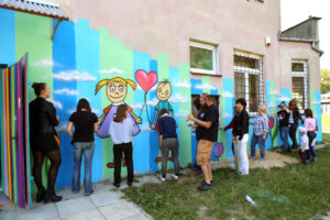 13.9.2015 Kielce. Mural ozdobił ścianę Specjalistycznego Ośrodka Wsparcia dla Ofiar Przemocy w Rodzinie w Kielcach. W malowaniu pomagał artysta graffiti Dariusz Paczkowski, który maluje murale od ponad 30. lat. / Wojciech Habdas / Radio Kielce