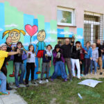 13.9.2015 Kielce. Mural ozdobił ścianę Specjalistycznego Ośrodka Wsparcia dla Ofiar Przemocy w Rodzinie w Kielcach. W malowaniu pomagał artysta graffiti Dariusz Paczkowski, który maluje murale od ponad 30. lat. / Wojciech Habdas / Radio Kielce