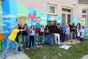 13.9.2015 Kielce. Mural ozdobił ścianę Specjalistycznego Ośrodka Wsparcia dla Ofiar Przemocy w Rodzinie w Kielcach. W malowaniu pomagał artysta graffiti Dariusz Paczkowski, który maluje murale od ponad 30. lat. / Wojciech Habdas / Radio Kielce