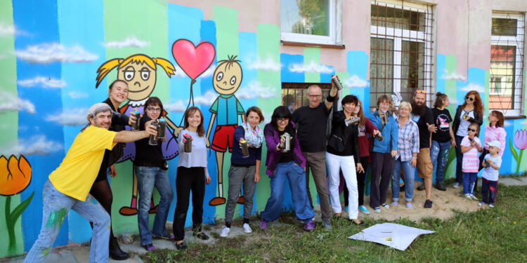 13.9.2015 Kielce. Mural ozdobił ścianę Specjalistycznego Ośrodka Wsparcia dla Ofiar Przemocy w Rodzinie w Kielcach. W malowaniu pomagał artysta graffiti Dariusz Paczkowski, który maluje murale od ponad 30. lat. / Wojciech Habdas / Radio Kielce