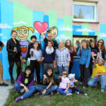 13.9.2015 Kielce. Mural ozdobił ścianę Specjalistycznego Ośrodka Wsparcia dla Ofiar Przemocy w Rodzinie w Kielcach. W malowaniu pomagał artysta graffiti Dariusz Paczkowski, który maluje murale od ponad 30. lat. / Wojciech Habdas / Radio Kielce