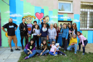 13.9.2015 Kielce. Mural ozdobił ścianę Specjalistycznego Ośrodka Wsparcia dla Ofiar Przemocy w Rodzinie w Kielcach. W malowaniu pomagał artysta graffiti Dariusz Paczkowski, który maluje murale od ponad 30. lat. / Wojciech Habdas / Radio Kielce