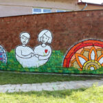 13.9.2015 Kielce. Mural ozdobił ścianę Specjalistycznego Ośrodka Wsparcia dla Ofiar Przemocy w Rodzinie w Kielcach. W malowaniu pomagał artysta graffiti Dariusz Paczkowski, który maluje murale od ponad 30. lat. / Wojciech Habdas / Radio Kielce