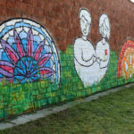 13.9.2015 Kielce. Mural ozdobił ścianę Specjalistycznego Ośrodka Wsparcia dla Ofiar Przemocy w Rodzinie w Kielcach. W malowaniu pomagał artysta graffiti Dariusz Paczkowski, który maluje murale od ponad 30. lat. / Wojciech Habdas / Radio Kielce