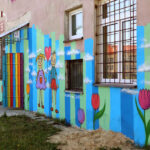 13.9.2015 Kielce. Mural ozdobił ścianę Specjalistycznego Ośrodka Wsparcia dla Ofiar Przemocy w Rodzinie w Kielcach. W malowaniu pomagał artysta graffiti Dariusz Paczkowski, który maluje murale od ponad 30. lat. / Wojciech Habdas / Radio Kielce