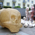 2.9.2015 Kielce. Na pl. Artystów powstaje instalacja Home sweet home autorstwa Sylwestra Ambroziaka. Artysta osobiście steruje pracami. / Wojciech Habdas / Radio Kielce