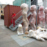 2.9.2015 Kielce. Na pl. Artystów powstaje instalacja Home sweet home autorstwa Sylwestra Ambroziaka. Artysta osobiście steruje pracami. / Wojciech Habdas / Radio Kielce