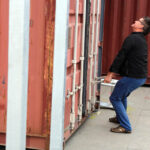 2.9.2015 Kielce. Na pl. Artystów powstaje instalacja Home sweet home autorstwa Sylwestra Ambroziaka. Artysta osobiście steruje pracami. / Wojciech Habdas / Radio Kielce