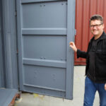 2.9.2015 Kielce. Na pl. Artystów powstaje instalacja Home sweet home autorstwa Sylwestra Ambroziaka. Artysta osobiście steruje pracami. / Wojciech Habdas / Radio Kielce