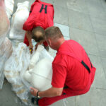 2.9.2015 Kielce. Na pl. Artystów powstaje instalacja Home sweet home autorstwa Sylwestra Ambroziaka. Artysta osobiście steruje pracami. / Wojciech Habdas / Radio Kielce