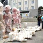 2.9.2015 Kielce. Na pl. Artystów powstaje instalacja Home sweet home autorstwa Sylwestra Ambroziaka. Artysta osobiście steruje pracami. / Wojciech Habdas / Radio Kielce