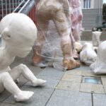 2.9.2015 Kielce. Na pl. Artystów powstaje instalacja Home sweet home autorstwa Sylwestra Ambroziaka. Artysta osobiście steruje pracami. / Wojciech Habdas / Radio Kielce