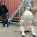 2.9.2015 Kielce. Na pl. Artystów powstaje instalacja Home sweet home autorstwa Sylwestra Ambroziaka. Artysta osobiście steruje pracami. / Wojciech Habdas / Radio Kielce