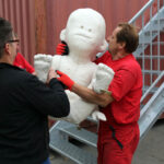 2.9.2015 Kielce. Na pl. Artystów powstaje instalacja Home sweet home autorstwa Sylwestra Ambroziaka. Artysta osobiście steruje pracami. / Wojciech Habdas / Radio Kielce