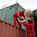 2.9.2015 Kielce. Na pl. Artystów powstaje instalacja Home sweet home autorstwa Sylwestra Ambroziaka. Artysta osobiście steruje pracami. / Wojciech Habdas / Radio Kielce