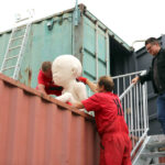 2.9.2015 Kielce. Na pl. Artystów powstaje instalacja Home sweet home autorstwa Sylwestra Ambroziaka. Artysta osobiście steruje pracami. / Wojciech Habdas / Radio Kielce