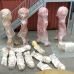 2.9.2015 Kielce. Na pl. Artystów powstaje instalacja Home sweet home autorstwa Sylwestra Ambroziaka. Artysta osobiście steruje pracami. / Wojciech Habdas / Radio Kielce