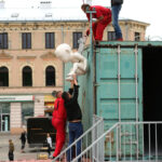 2.9.2015 Kielce. Na pl. Artystów powstaje instalacja Home sweet home autorstwa Sylwestra Ambroziaka. Artysta osobiście steruje pracami. / Wojciech Habdas / Radio Kielce