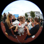 24.9.2015 Kielce. III LO im. C.K. Norwida. Młodzież pobiła rekord świata w ubieraniu koleżanek w gazetę na czas. / Wojciech Habdas / Radio Kielce