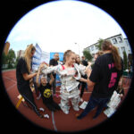 24.9.2015 Kielce. III LO im. C.K. Norwida. Młodzież pobiła rekord świata w ubieraniu koleżanek w gazetę na czas. / Wojciech Habdas / Radio Kielce