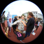 24.9.2015 Kielce. III LO im. C.K. Norwida. Młodzież pobiła rekord świata w ubieraniu koleżanek w gazetę na czas. / Wojciech Habdas / Radio Kielce