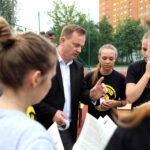 24.9.2015 Kielce. III LO im. C.K. Norwida. Młodzież pobiła rekord świata w ubieraniu koleżanek w gazetę na czas. / Wojciech Habdas / Radio Kielce