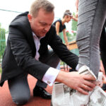 24.9.2015 Kielce. III LO im. C.K. Norwida. Młodzież pobiła rekord świata w ubieraniu koleżanek w gazetę na czas. / Wojciech Habdas / Radio Kielce