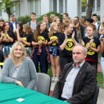 24.9.2015 Kielce. III LO im. C.K. Norwida. Młodzież pobiła rekord świata w ubieraniu koleżanek w gazetę na czas. / Wojciech Habdas / Radio Kielce