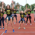 24.9.2015 Kielce. III LO im. C.K. Norwida. Młodzież pobiła rekord świata w ubieraniu koleżanek w gazetę na czas. / Wojciech Habdas / Radio Kielce