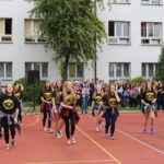 24.9.2015 Kielce. III LO im. C.K. Norwida. Młodzież pobiła rekord świata w ubieraniu koleżanek w gazetę na czas. / Wojciech Habdas / Radio Kielce