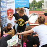 24.9.2015 Kielce. III LO im. C.K. Norwida. Młodzież pobiła rekord świata w ubieraniu koleżanek w gazetę na czas. / Wojciech Habdas / Radio Kielce