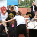 24.9.2015 Kielce. III LO im. C.K. Norwida. Młodzież pobiła rekord świata w ubieraniu koleżanek w gazetę na czas. / Wojciech Habdas / Radio Kielce