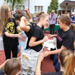 24.9.2015 Kielce. III LO im. C.K. Norwida. Młodzież pobiła rekord świata w ubieraniu koleżanek w gazetę na czas. / Wojciech Habdas / Radio Kielce