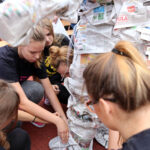 24.9.2015 Kielce. III LO im. C.K. Norwida. Młodzież pobiła rekord świata w ubieraniu koleżanek w gazetę na czas. / Wojciech Habdas / Radio Kielce