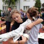 24.9.2015 Kielce. III LO im. C.K. Norwida. Młodzież pobiła rekord świata w ubieraniu koleżanek w gazetę na czas. / Wojciech Habdas / Radio Kielce