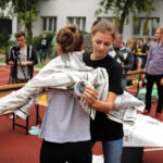 24.9.2015 Kielce. III LO im. C.K. Norwida. Młodzież pobiła rekord świata w ubieraniu koleżanek w gazetę na czas. / Wojciech Habdas / Radio Kielce