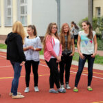 24.9.2015 Kielce. III LO im. C.K. Norwida. Młodzież pobiła rekord świata w ubieraniu koleżanek w gazetę na czas. / Wojciech Habdas / Radio Kielce