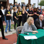 24.9.2015 Kielce. III LO im. C.K. Norwida. Młodzież pobiła rekord świata w ubieraniu koleżanek w gazetę na czas. / Wojciech Habdas / Radio Kielce